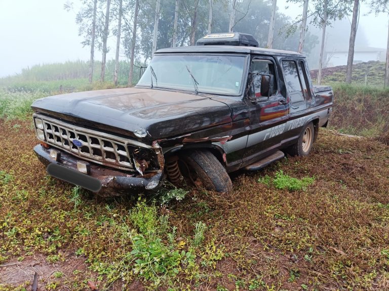 Colisão entre dois carros deixa idosos feridos