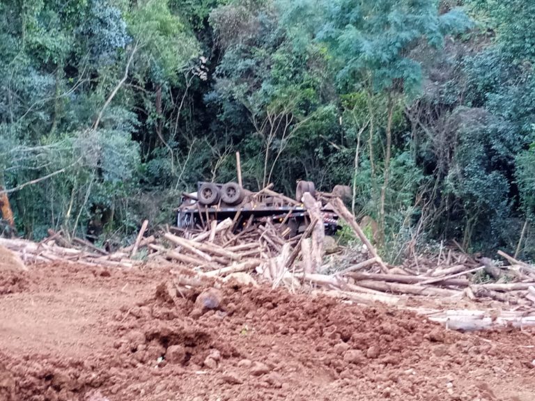 Motorista é resgatado por helicóptero após tombamento de caminhão