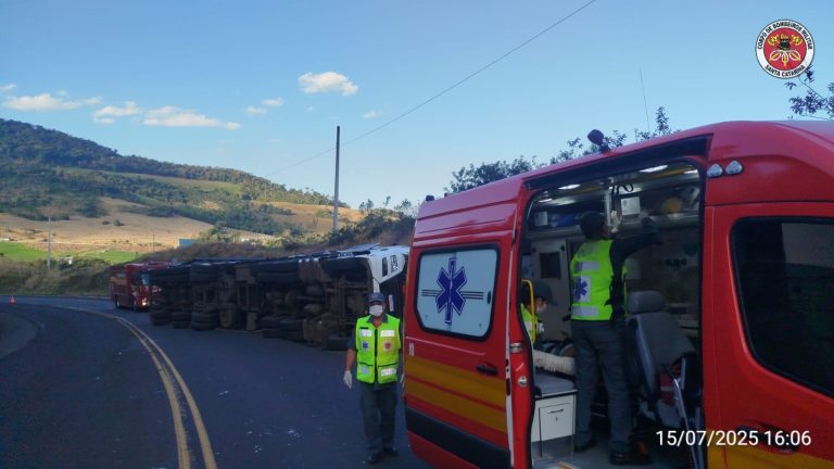 Motorista fica ferido após caminhão tombar na SC-453 em Tangará