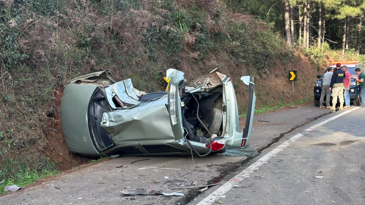 Motorista fica ferido em violenta colisão entre carro e carreta na BR-282, em Joaçaba (Fotos)