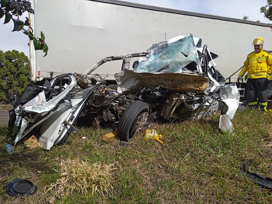 Tragédia: Acidente entre caminhão e carro deixa três mortos na BR-282