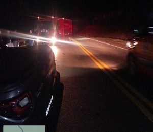 Colisão entre dois carros deixa mulher ferida na SC-135 em Ibiam