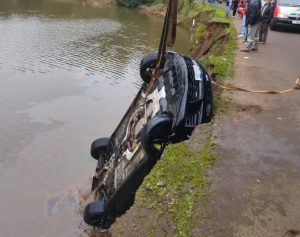Motorista perde o controle em curva e Camaro cai no Rio Uruguai