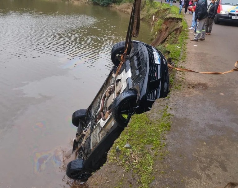 Motorista perde o controle em curva e Camaro cai no Rio Uruguai