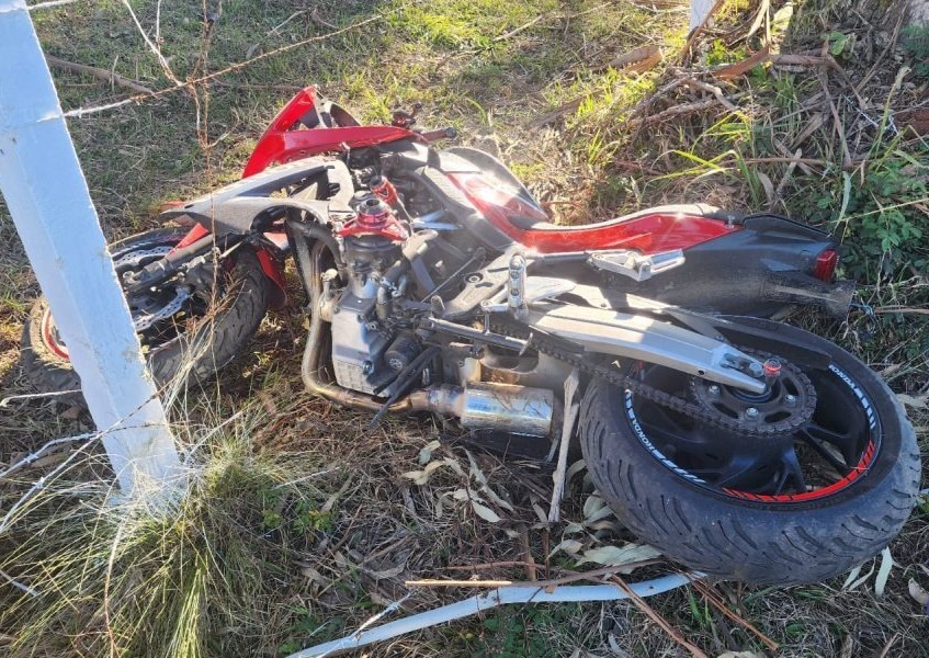 Motociclista é arremessado por 15 metros e vai parar em cerca de tela após saída de pista em Capinzal