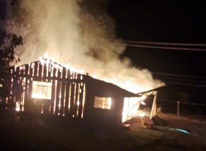 Dois incêndios atingem residências em Videira e Brunópolis neste domingo
