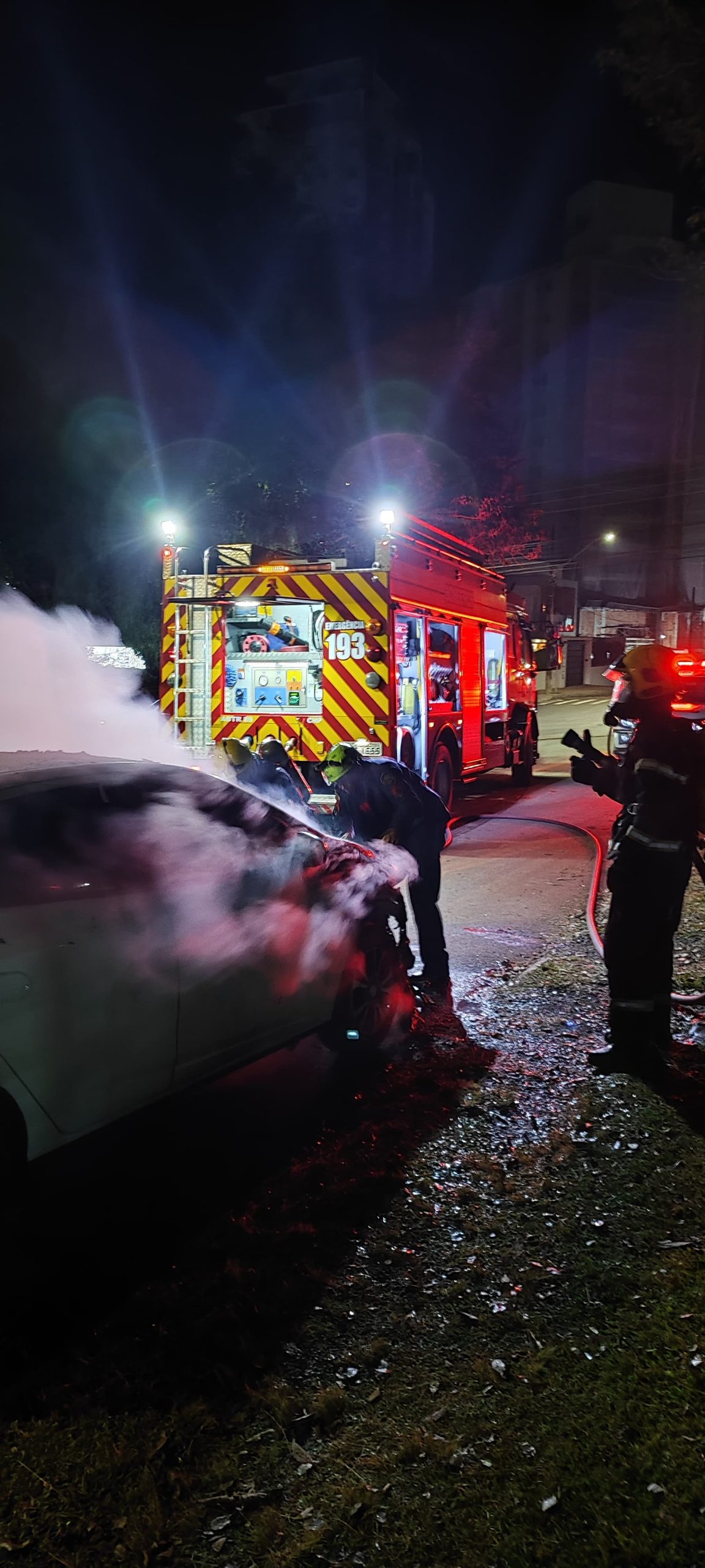 Incêndio atinge veículo em Chapecó durante a noite de domingo