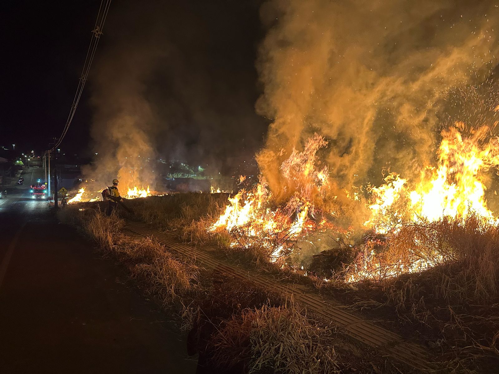 Bombeiros combatem incêndio de grandes proporções em vegetação no perímetro urbano de Xanxerê
