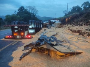 Motorista fica ferido após caminhão com carga de milho tombar