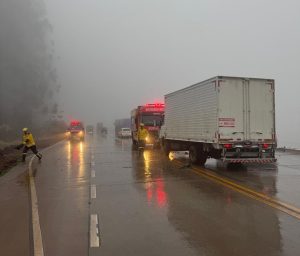 Engavetamento entre dois caminhões e um carro deixa feridos na BR-163