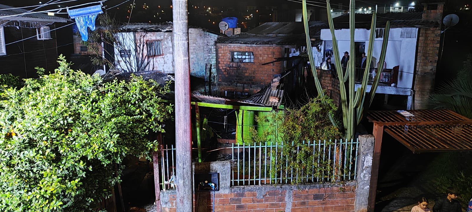 Incêndio destrói casa em Chapecó e bombeiros evitam propagação para outras residências