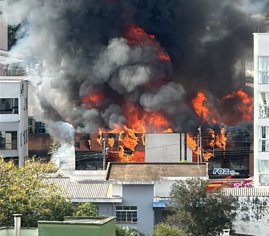 Fotos: Incêndio de grandes proporções destrói loja de móveis no centro de Concórdia