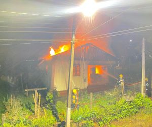 Incêndio destrói casa no Oeste de SC na noite de segunda-feira