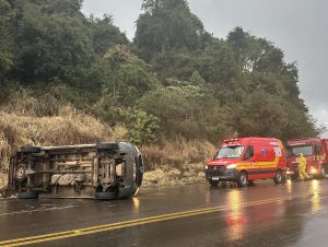 Veículo com placas de Joaçaba tomba na SC-135 após condutor perder controle da direção em curva