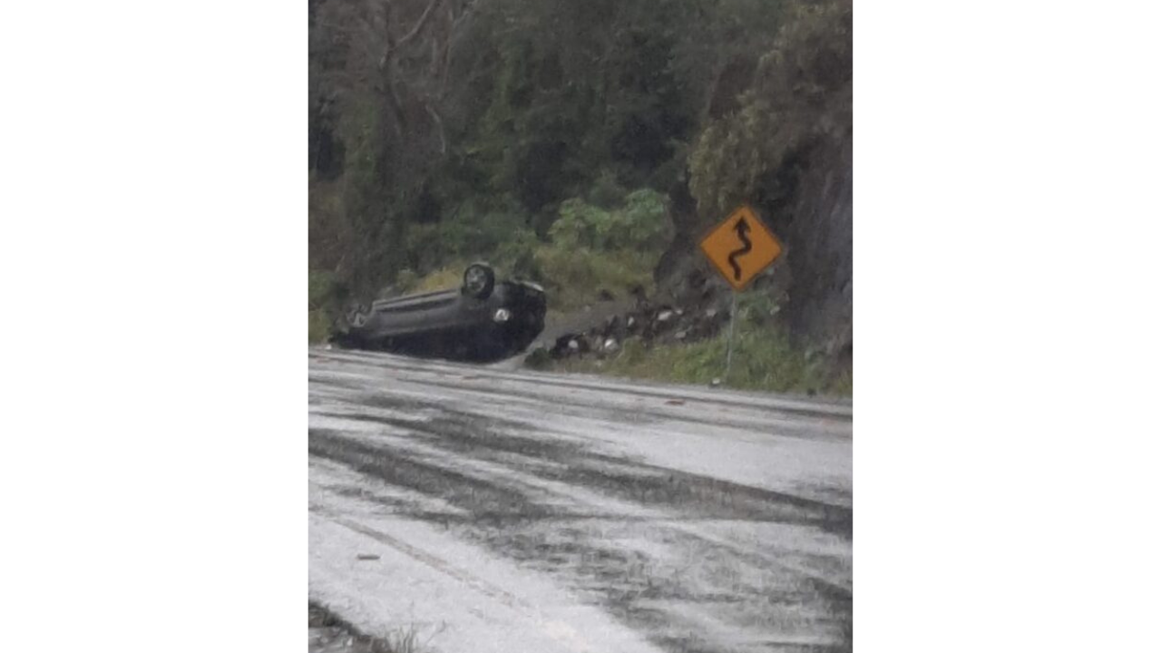 Carro capota e fica com as rodas para cima após sair da pista na SC-480 em Chapecó