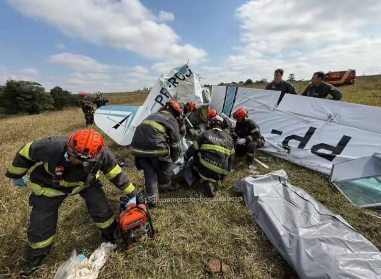 Avião de pequeno porte cai e deixa dois mortos em São Paulo
