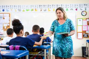 Proposta do Governo de SC para reajuste de 11% e incentivo de R$ 3 mil para professores é aprovada na Alesc