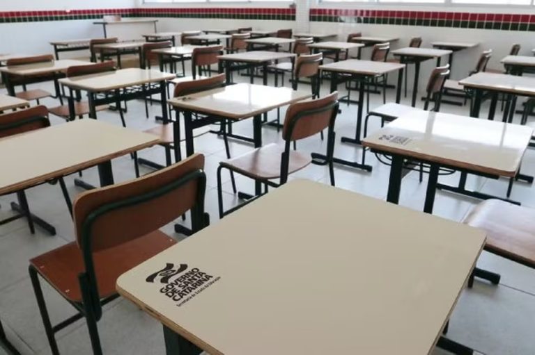 Professores de SC realizam assembleia e não descartam greve