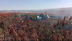 Avião da Esquadrilha da Fumaça cai após colisão no ar durante treino