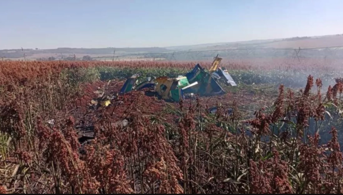 Avião da Esquadrilha da Fumaça cai após colisão no ar durante treino