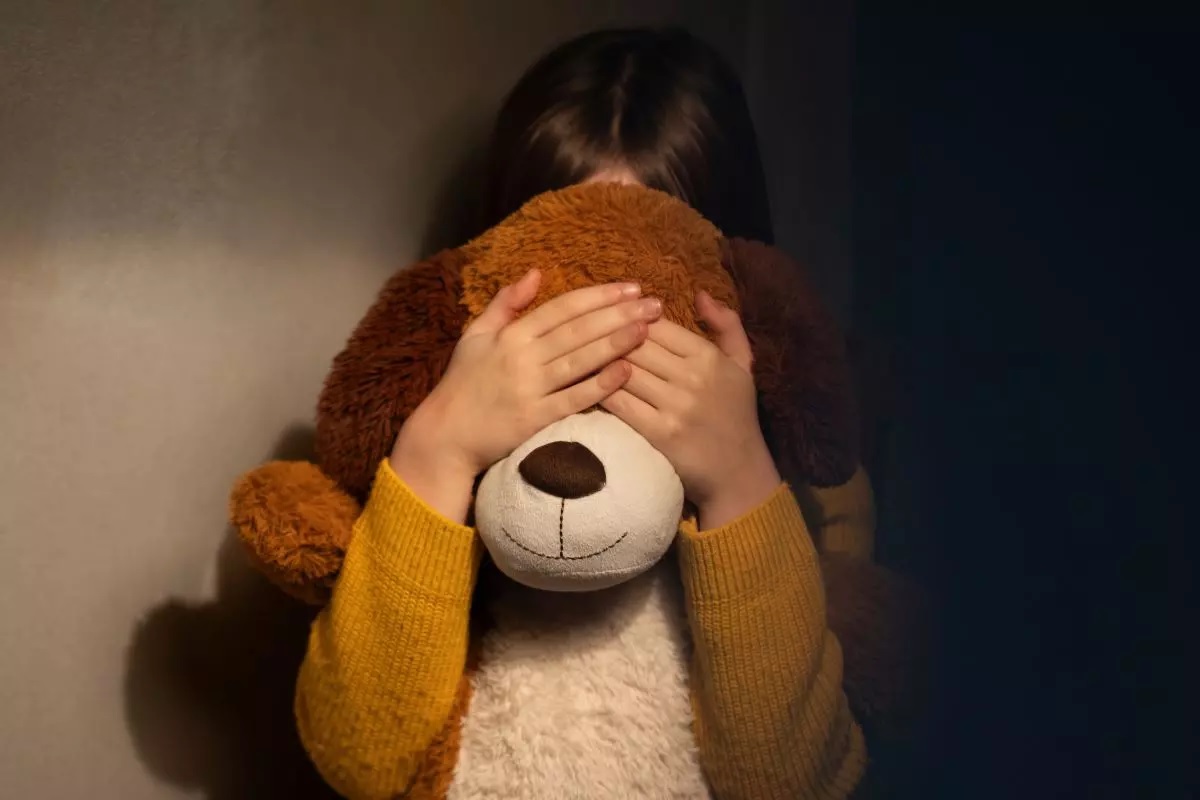 Mãe flagra companheiro praticando abuso contra filha de 11 anos em cidade da região