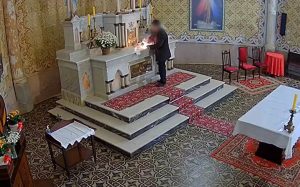 Homem detona explosivo no altar de igreja histórica em SC