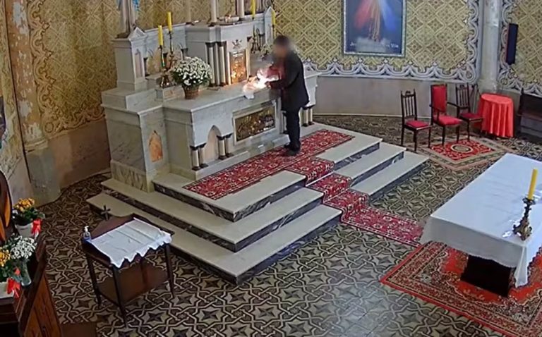 Homem detona explosivo no altar de igreja histórica em SC