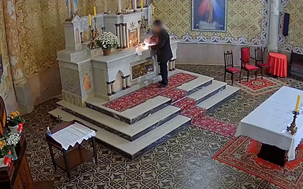 Homem detona explosivo no altar de igreja histórica em SC