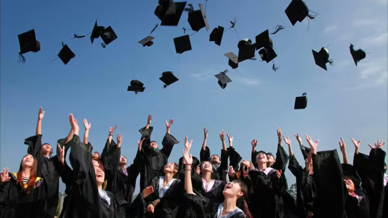 Diploma digital passa a ser obrigatório em todo o Brasil: veja o que muda na certificação de cursos superiores