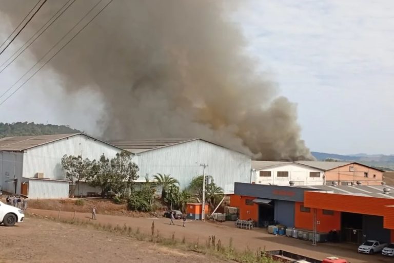 Trabalhador morre em incêndio de grandes proporções em empresa do Oeste