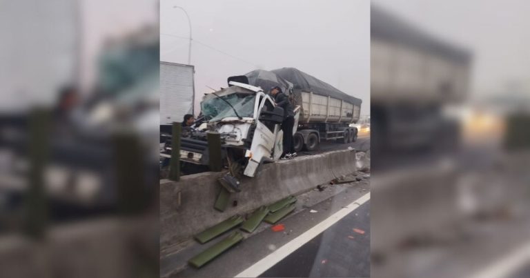 Engavetamento em rodovia catarinense provoca destruição e congestionamento (fotos)