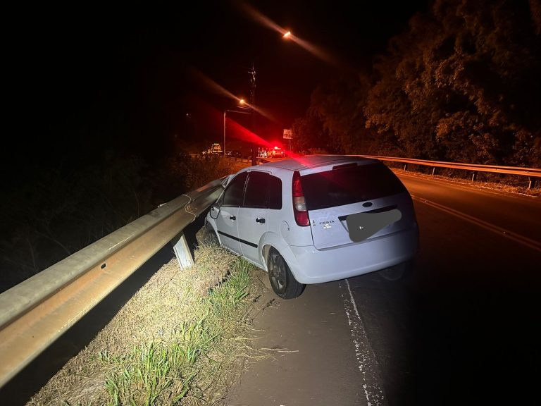Motorista bate em defensa para evitar colisão com moto, é agredido e tem carro incendiado em Ipuaçu