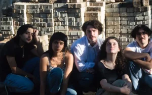 Pelados: desleixo com afeto, caos criativo e um som que não se leva a sério (mas é coisa séria)