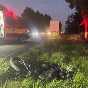 Homem morre em colisão entre motocicleta e caminhão em Campos Novos