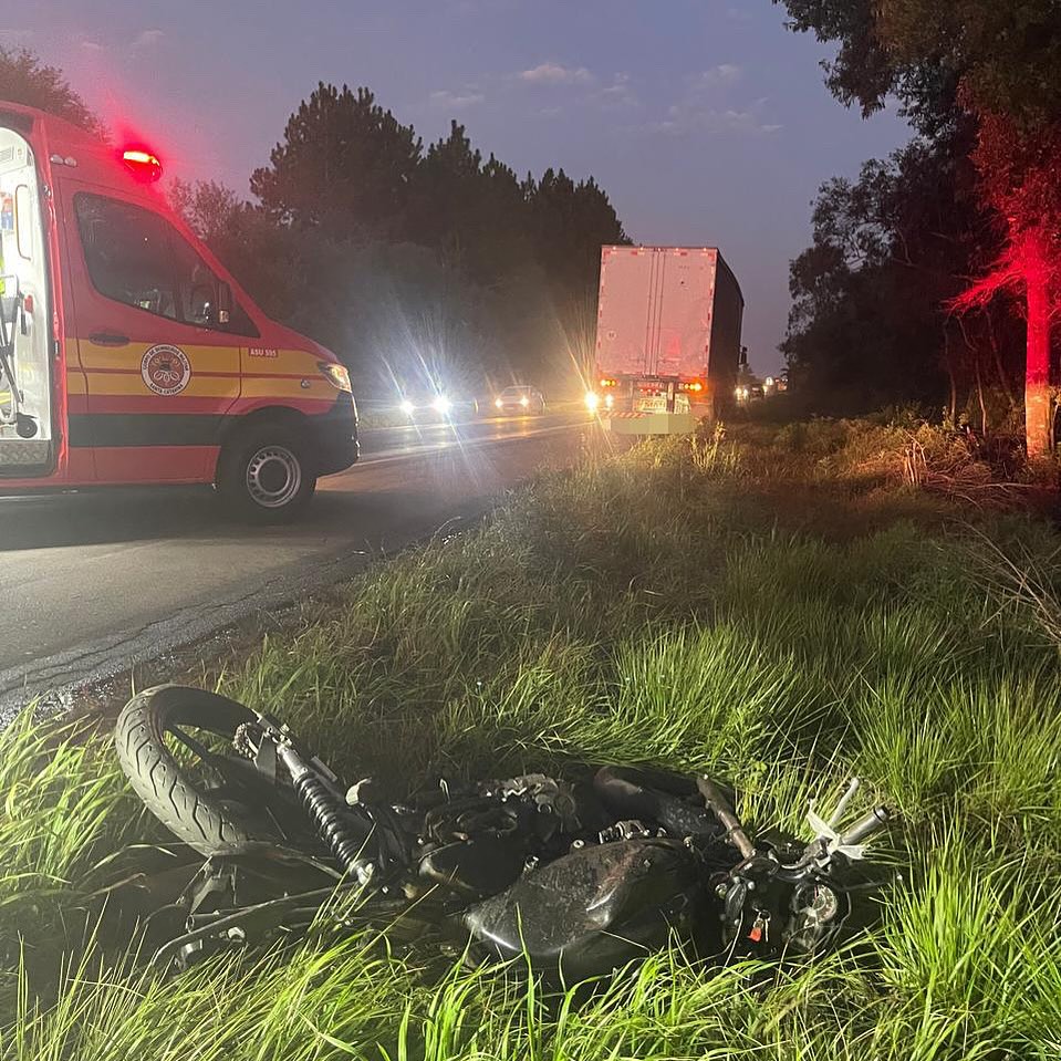 Homem morre em colisão entre motocicleta e caminhão em Campos Novos