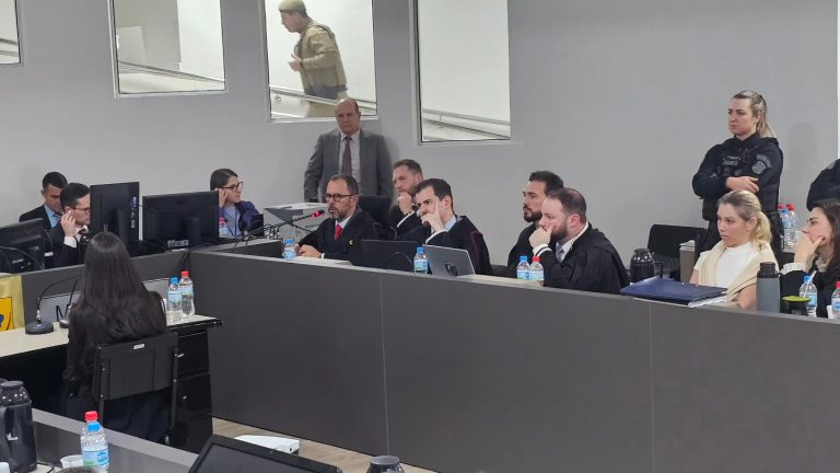 Caso do freezer: Julgamento já dura 12 horas e pode ir até a madrugada
