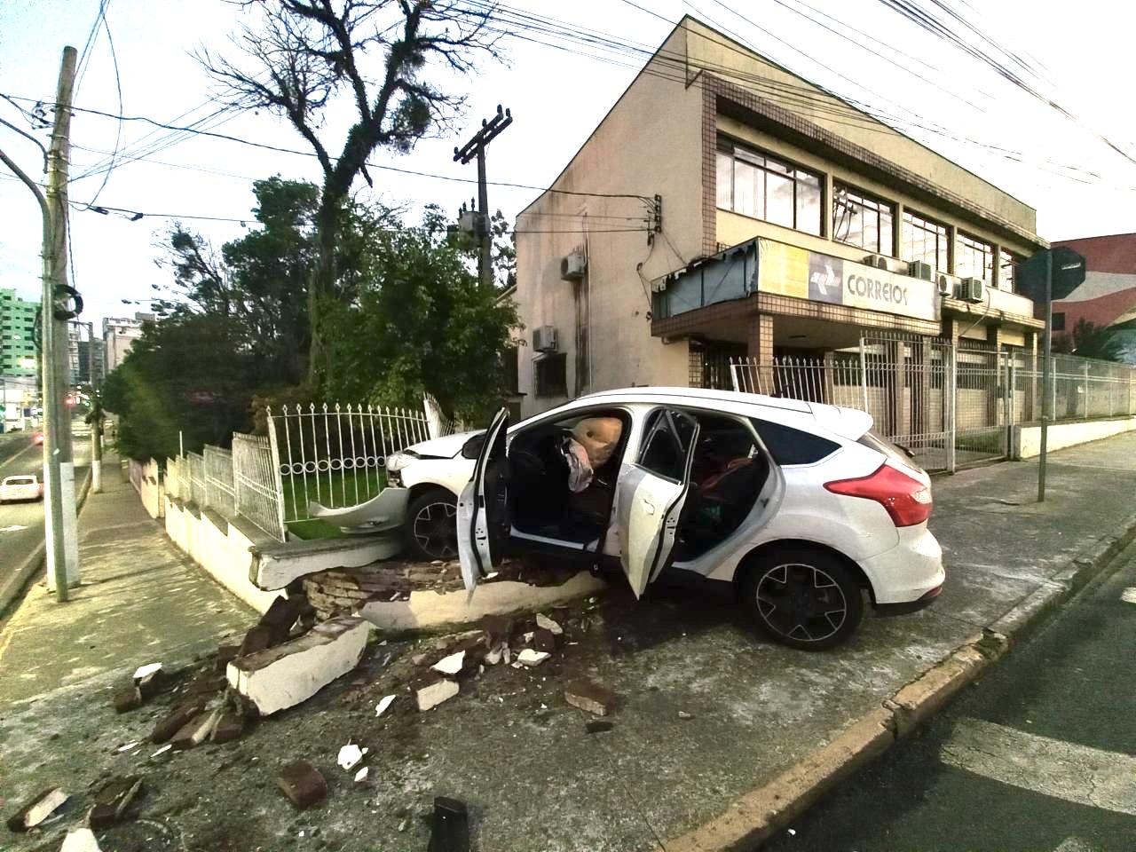 PM prende condutora por embriaguez ao volante após acidente em Joaçaba