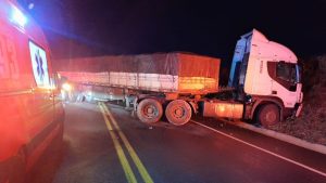 Carreta com placas de Jaborá se envolve em acidente com morte no Oeste