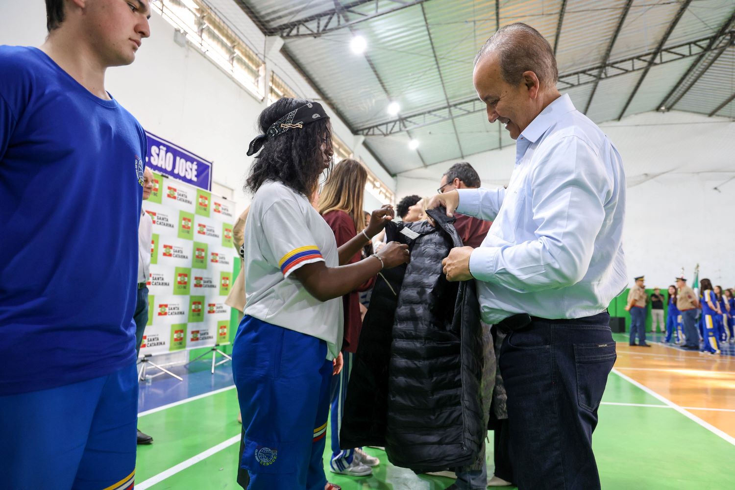 Alunos da regional de Joaçaba recebem novos uniformes