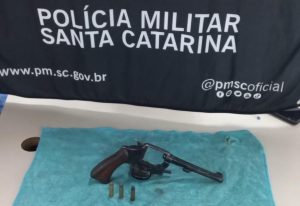 Polícia Militar recupera Fusca furtado e apreende arma de fogo no interior de Herval d’Oeste
