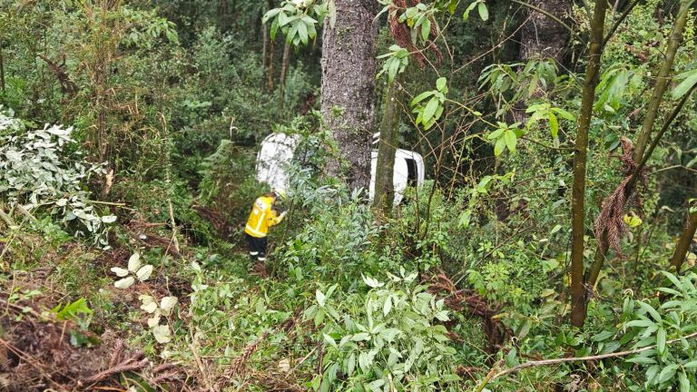 Carro cai em ribanceira de 10 metros por conta de óleo na pista na SC-135