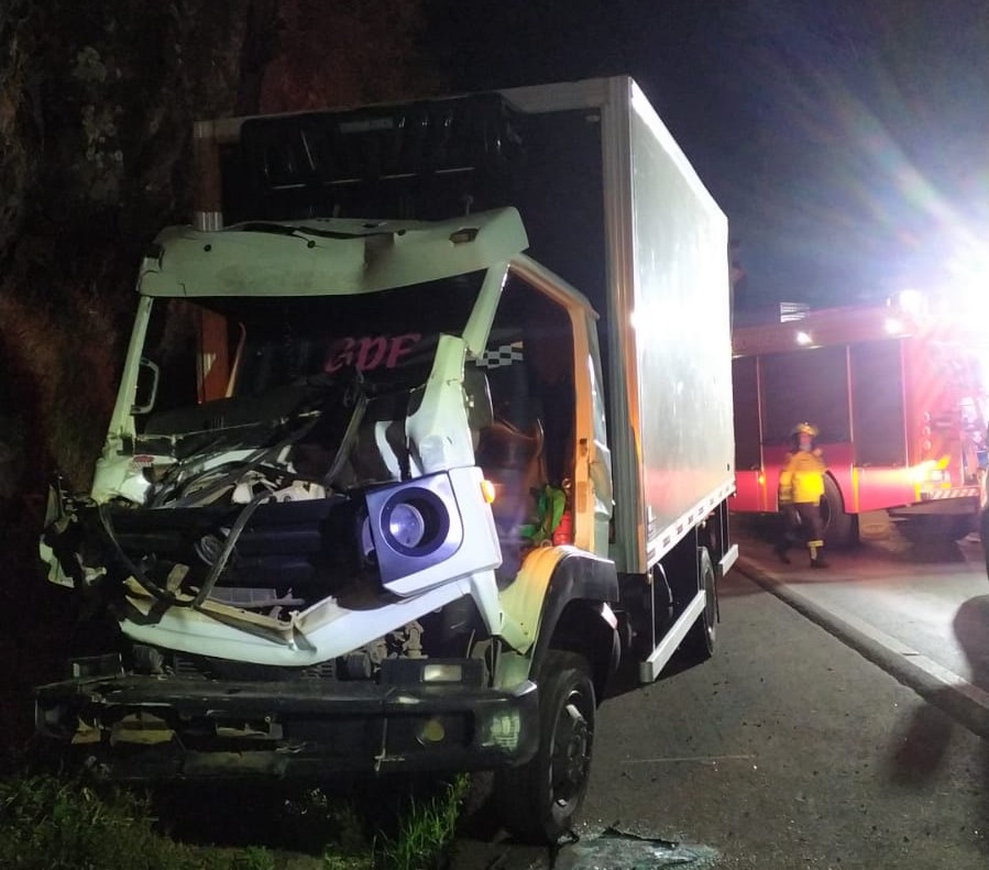 Acidente entre caminhões deixa duas pessoas feridas na BR-282 em Joaçaba
