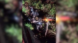 Motociclista morre em colisão no Oeste após carro invadir pista contrária