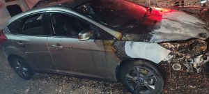 Veículo pega fogo em garagem no centro de cidade em SC