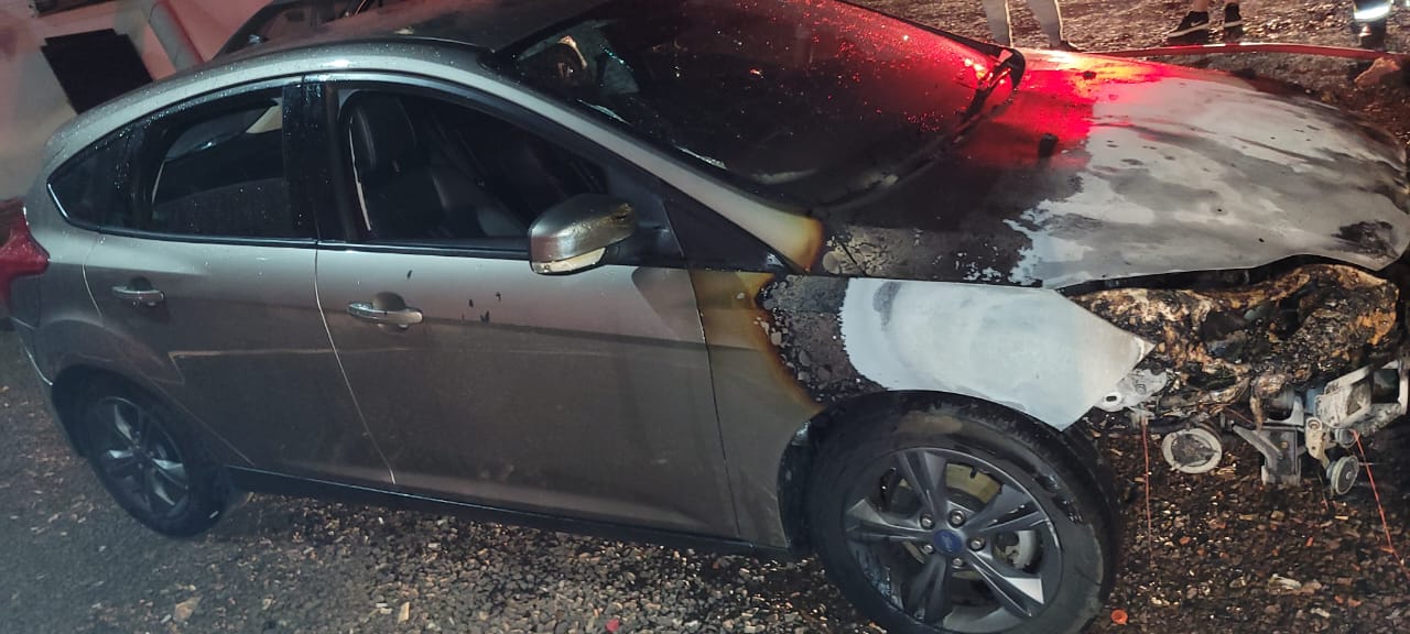 Veículo pega fogo em garagem no centro de cidade em SC