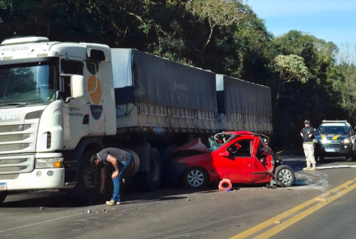 Carro fica prensado entre caminhões na BR-282, em Joaçaba