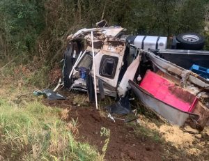 Motorista fica ferido após capotamento de carreta na BR-282