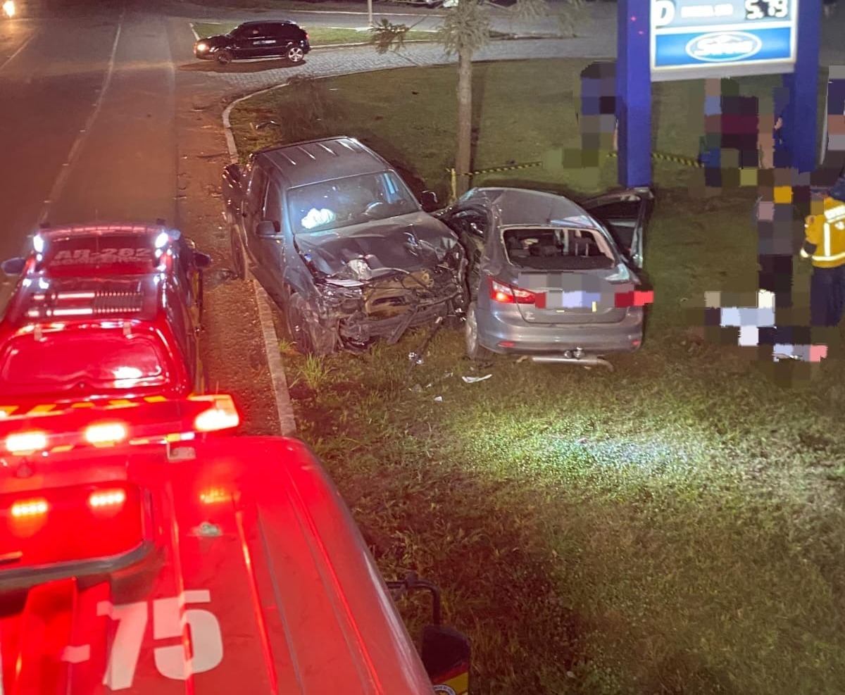 Colisão frontal deixa um morto e uma mulher ferida na BR-470