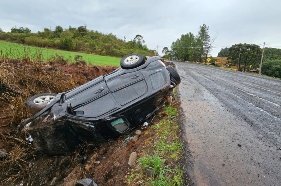 Buracos na pista causam capotamento na SC-390, entre Campos Novos e Zortea