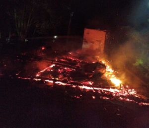 Casal foge pela janela durante incêndio residencial em Vargem